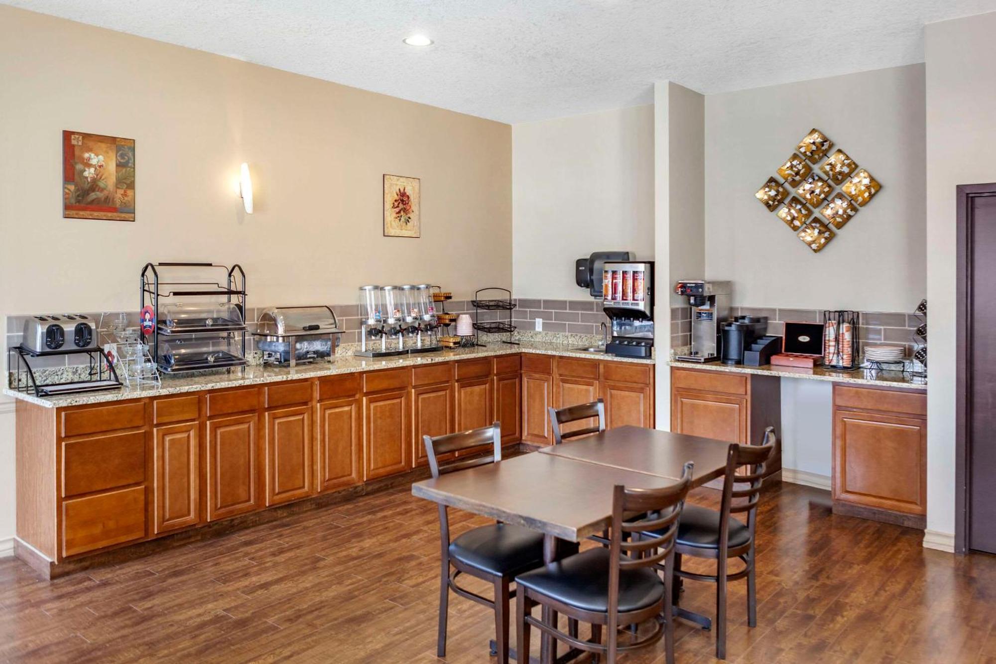 Quality & Edmonton International Airport Hotel Leduc