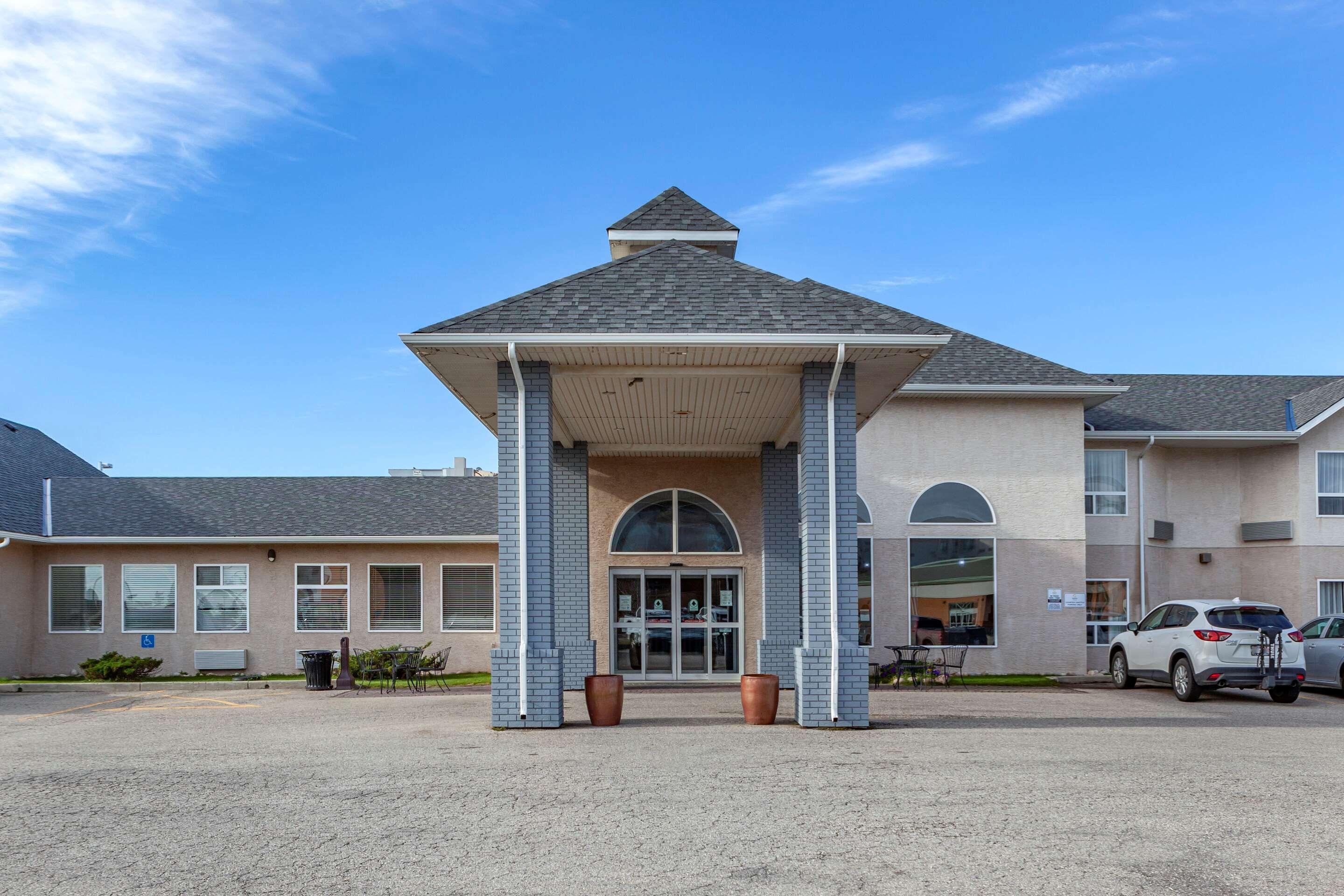 Hotel Quality & Edmonton International Airport 3*