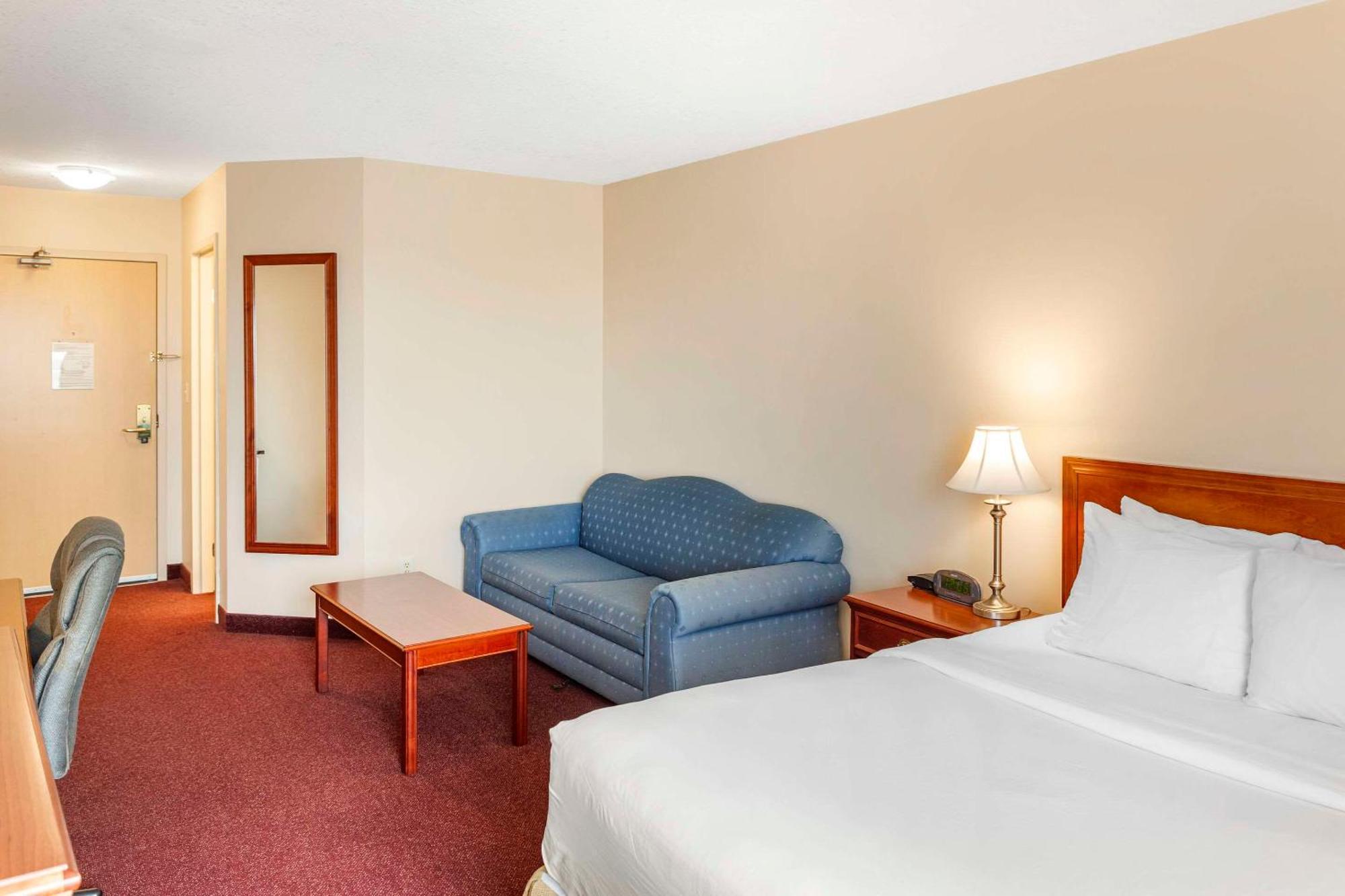 Quality & Edmonton International Airport Hotel 3*