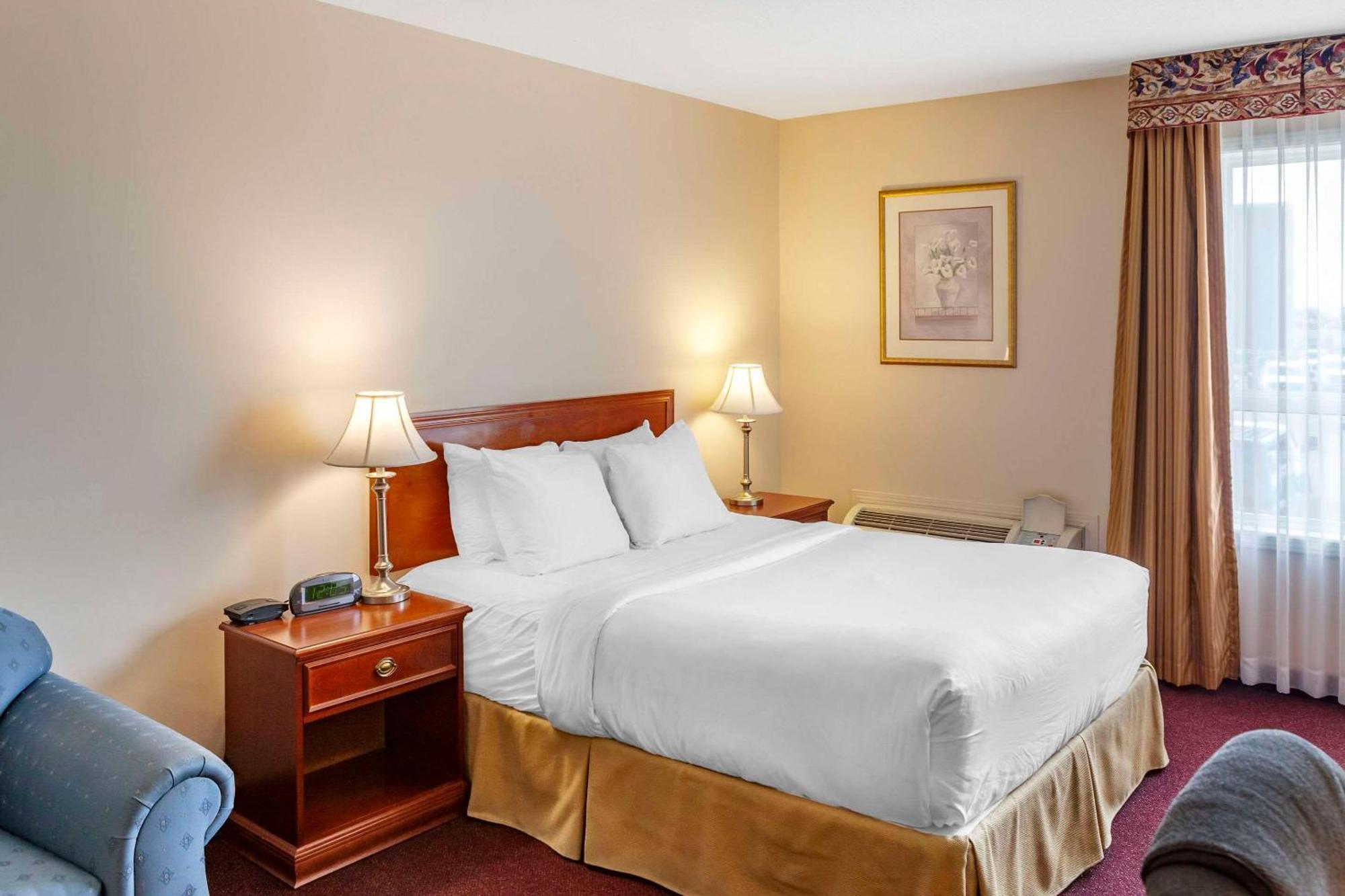 Hotel Quality & Edmonton International Airport 3*