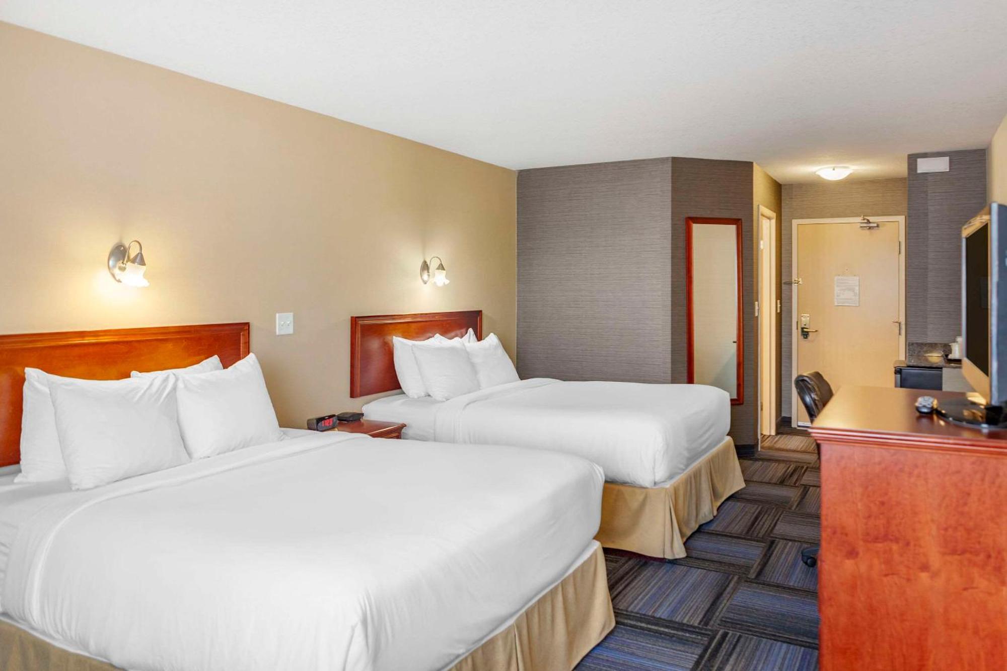 Quality & Edmonton International Airport Hotel 3*