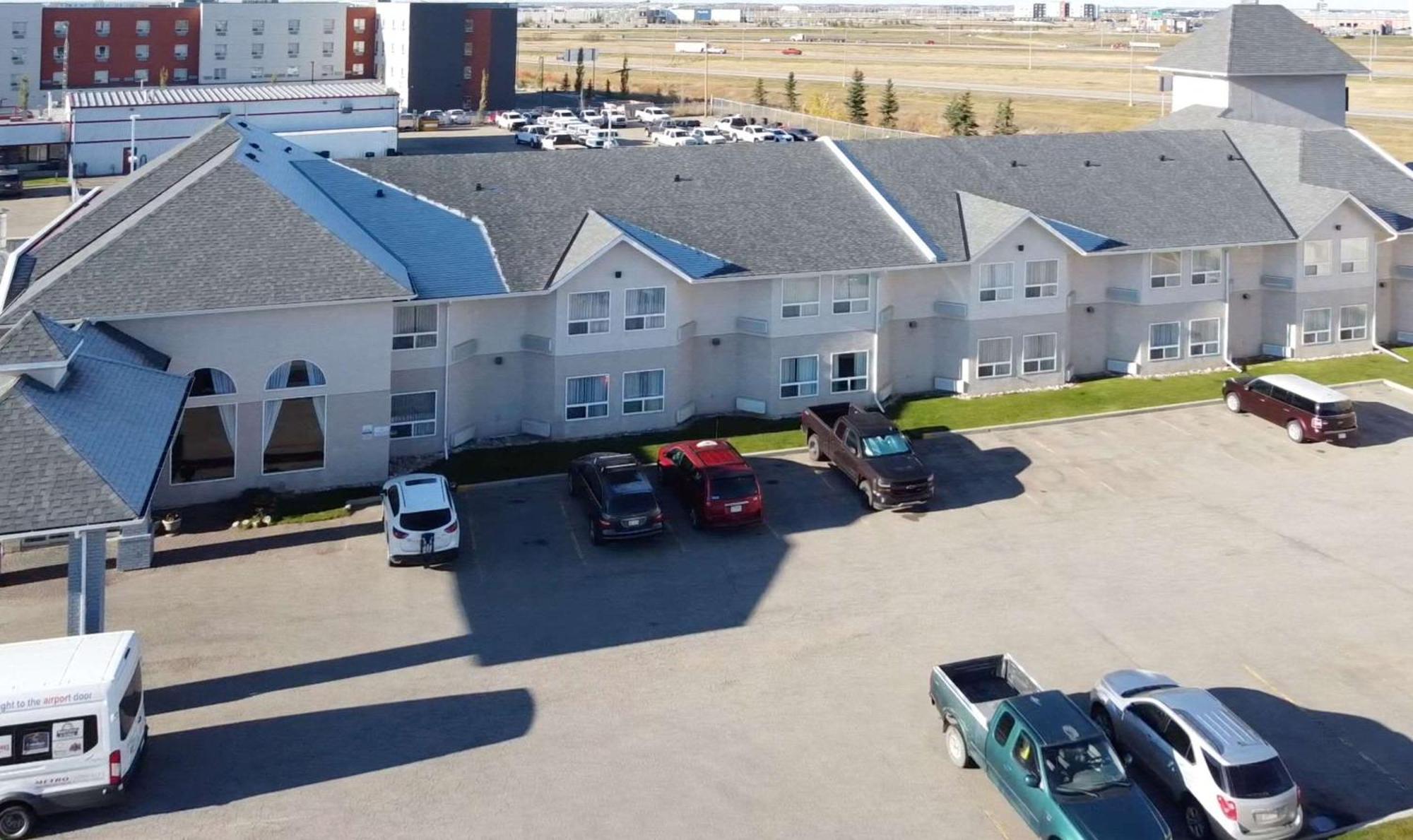 Hotel Quality & Edmonton International Airport 3*