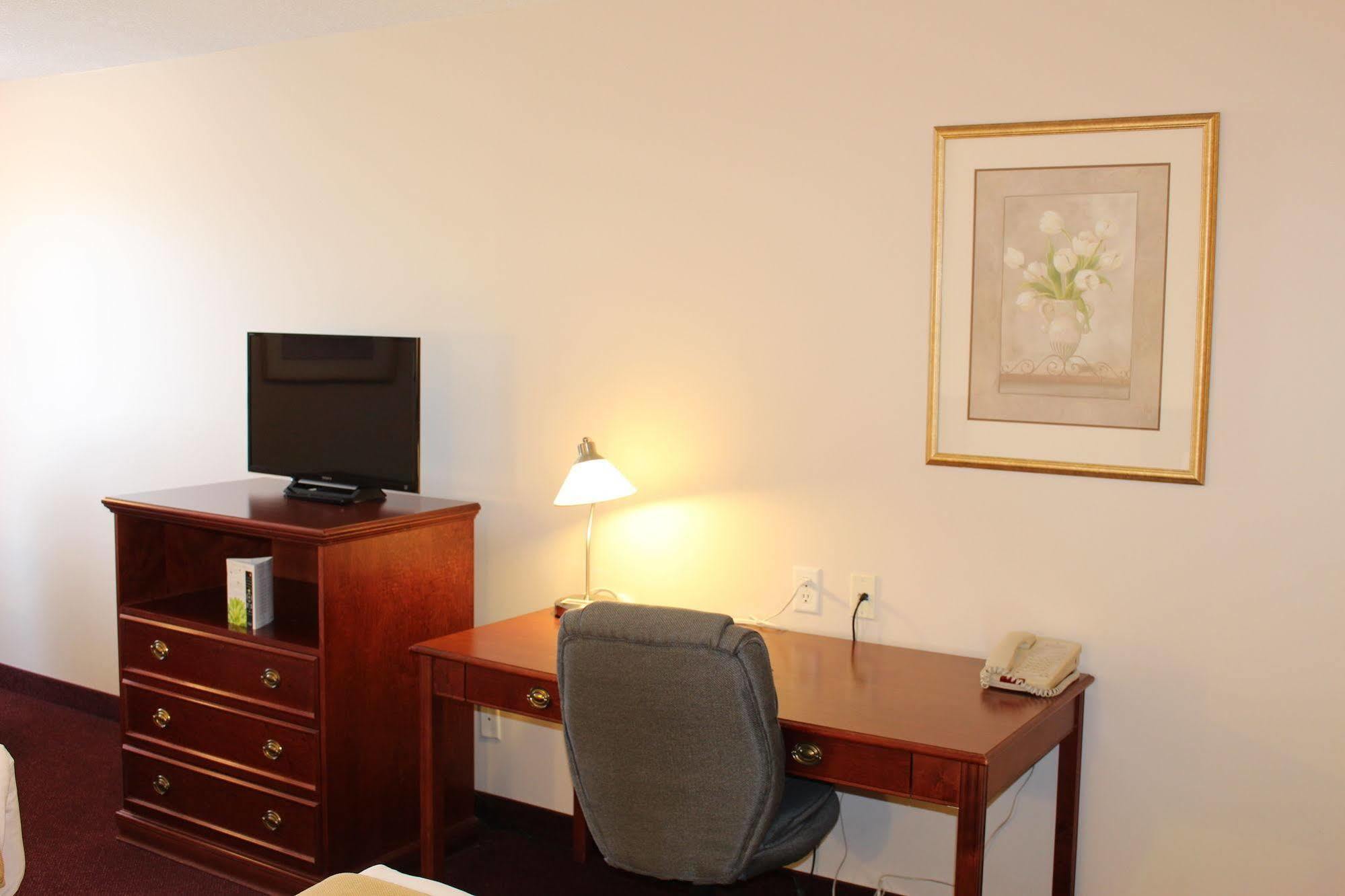 Hotel Quality & Edmonton International Airport 3*